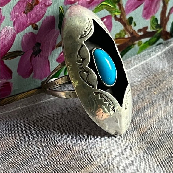 Vintage size 8 1/2 ring with Turquoise Stone - Picture 2 of 4